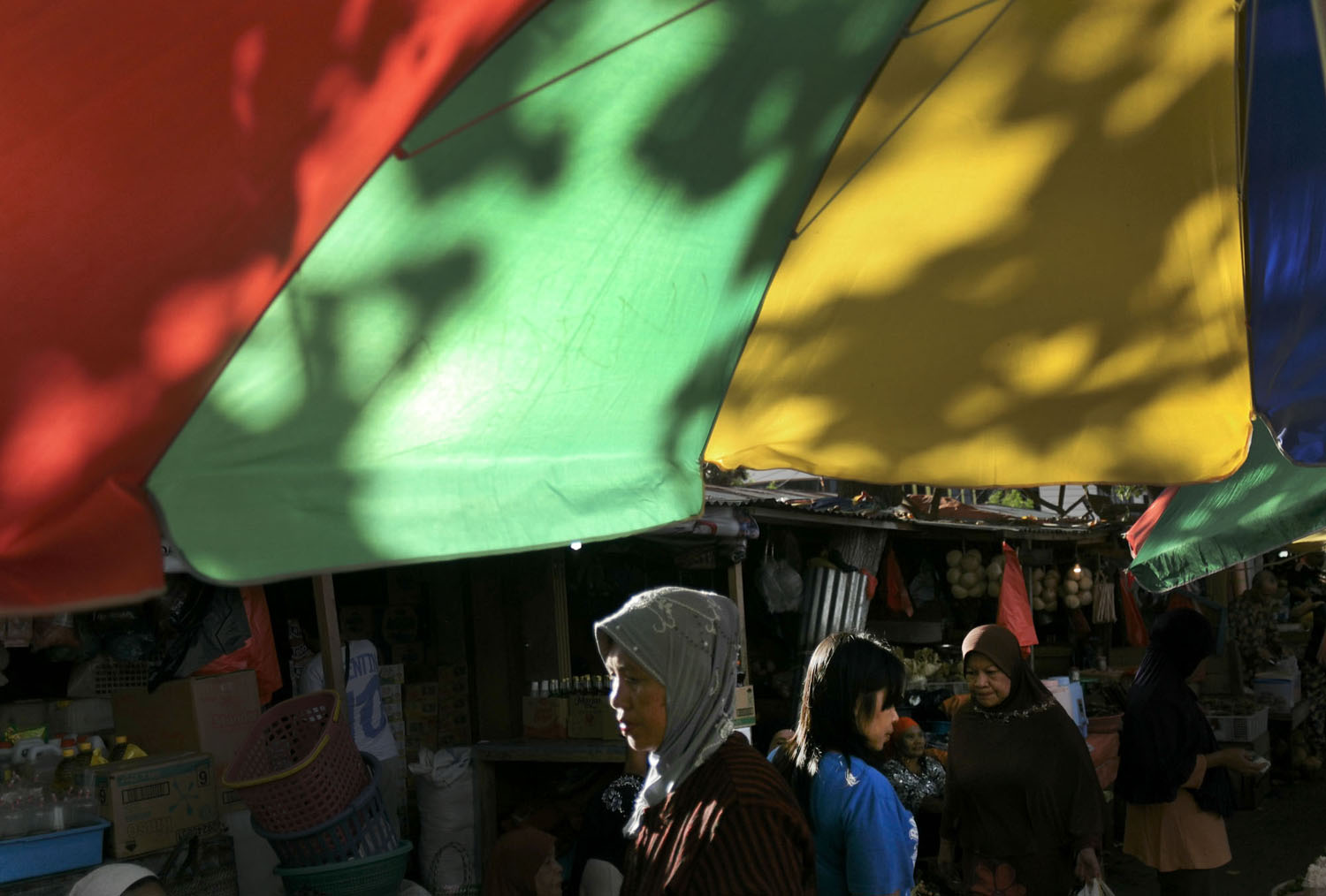 Warga beraktivitas di Pasar Bahari Berkesan, Ternate