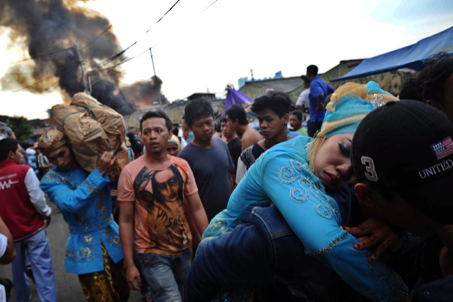 Gagal Resepsi Pengantin perempuan pingsan saat api melahap pemukiman padat di kawasan kebon melati, Tanah Abang, Jakarta Pusat, Kamis (5/3). Angin yang besar dan padatnya pemukiman mengakibatkan ratusan rumah ludes terbakar.Foto:Tahta Aidilla/Republika