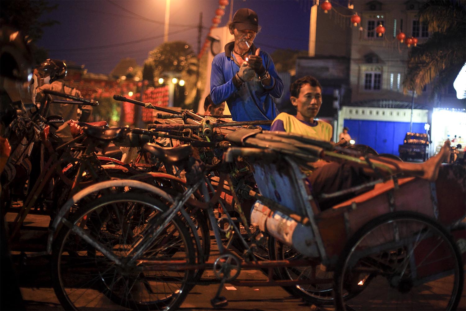 Tukang becak bersantai sambil menunggu orang-orang yang mau memanfaatkan jasa mereka di Pasar Gede Solo. Para pedagang mamupun pembeli seringkali memanfaatkan jasa tukang becak itu untuk mengangkut barang dagangan.