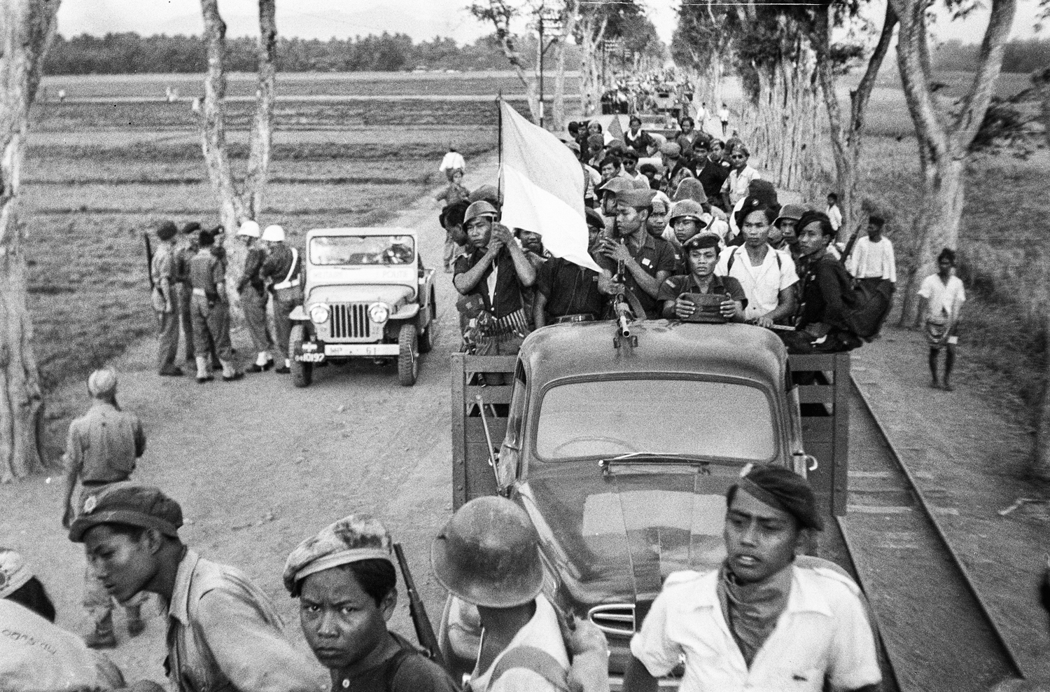 Mobilisasi TNI kembali ke daerah masing-masing, setelah diberlakukannya genjatan senjata (Ponorogo, 23 Oktober 1949). Koonings-Nationaal Archief
