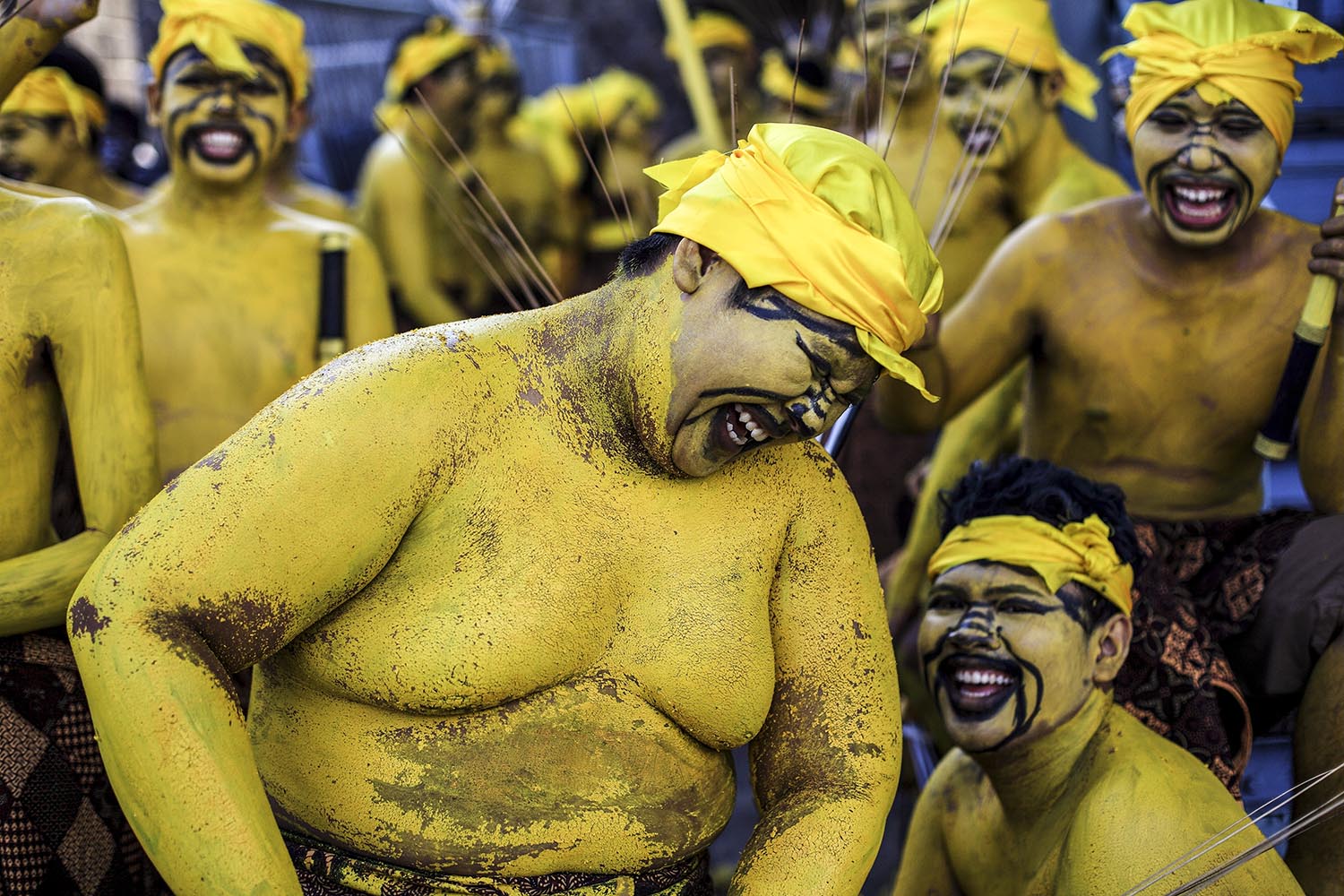 Sejumlah pemain teater bercanda sebelum memainkan lakon Sedulur Papat dalam pembukaan Solo Batik Carnival 8 ?Mancavarna?. Dalam filosofi Jawa, Sedulur Papat Kalima Pancer (saudara empat dan ke lima dianggap sebagai unsur yang dianggap menjaga pertumbuhan. Bahkan sejak janin masih berada dalam kandungan.