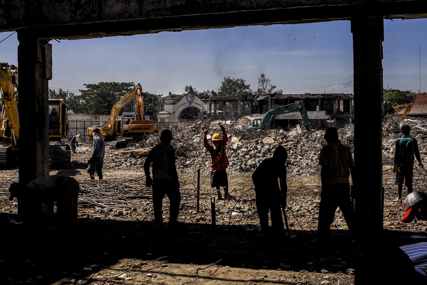 Pekerja membongkar sisa-sisa bangunan Pasar Klewer, yang terbakar pada akhir tahun 2014, untuk selanjutnya dilakukan pembangunan ulang sekaligus revitalisasi. Aktivitas jual beli di Pasar Klewer sementara dipindahkan di Alun-alun Utara Keraton Kasunanan Surakarta Hadiningrat. Pasar Klewer adalah pasar tekstil terbesar di Asia Tenggara.