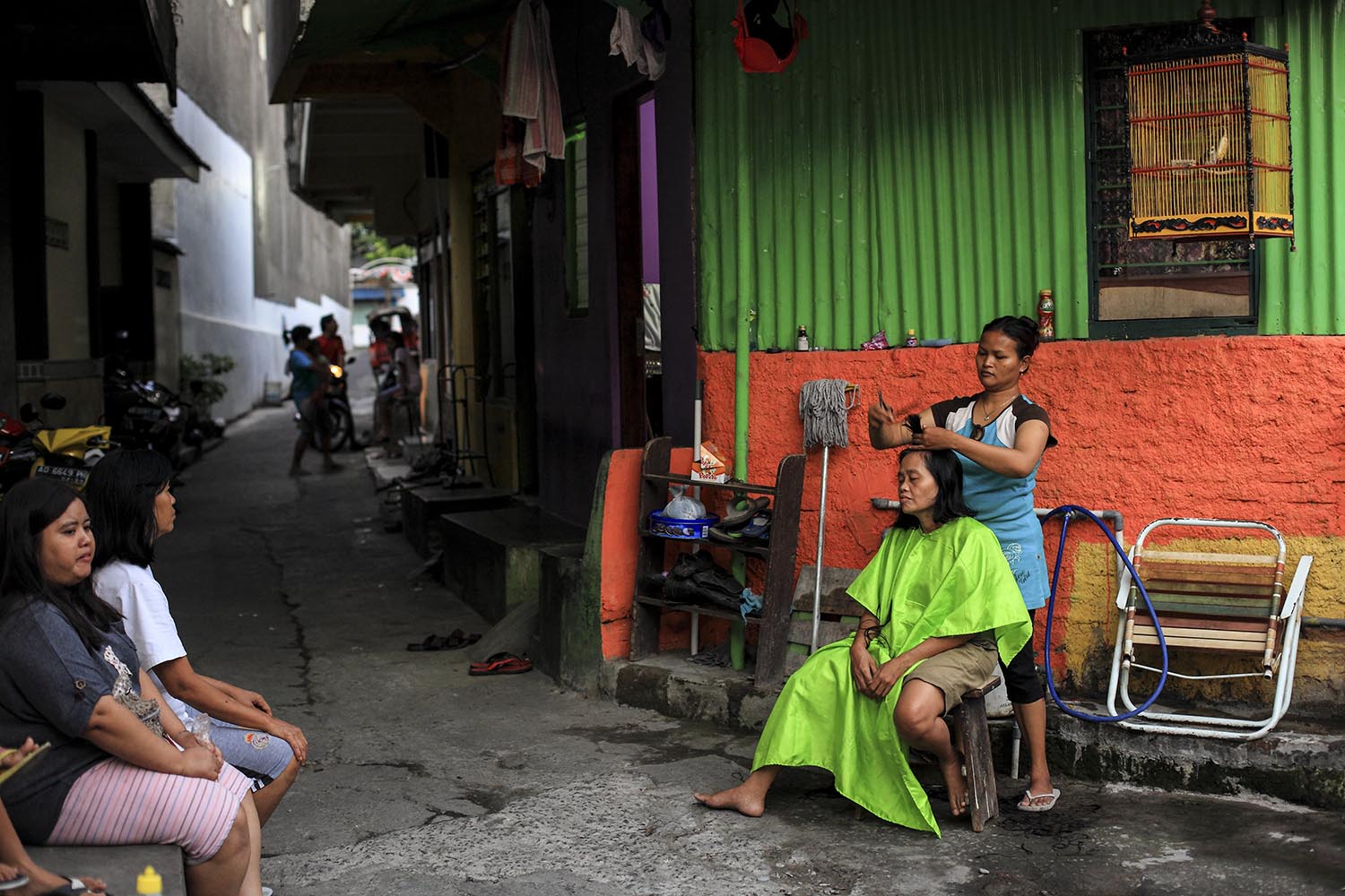 Seusai mengikuti pelatihan dan pemagangan jurusan Salon, Dwi Riyanti (kanan) melakukan praktek perawatan rambut kepada tetangganya di Kampung Sewu, Solo. Selain jurusan salon, palatihan gratis itu juga memberikan kesempatan kepada peserta yang berminat pada jurusan Teknisi Komputer, Menjahit dan Otomotif.