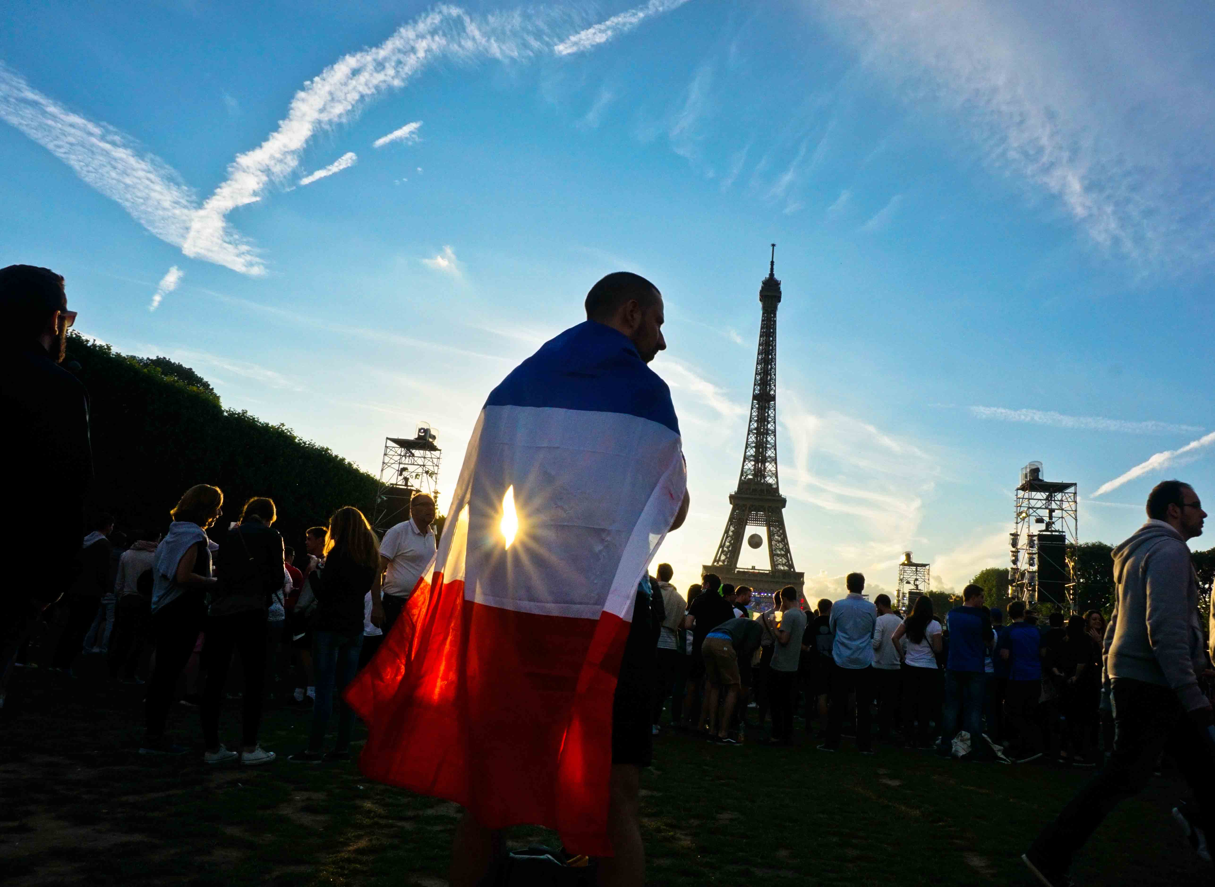 Suporter Prancis dengan benderanya di sela-sela nonton bersama di kawasan Fanzone Paris.