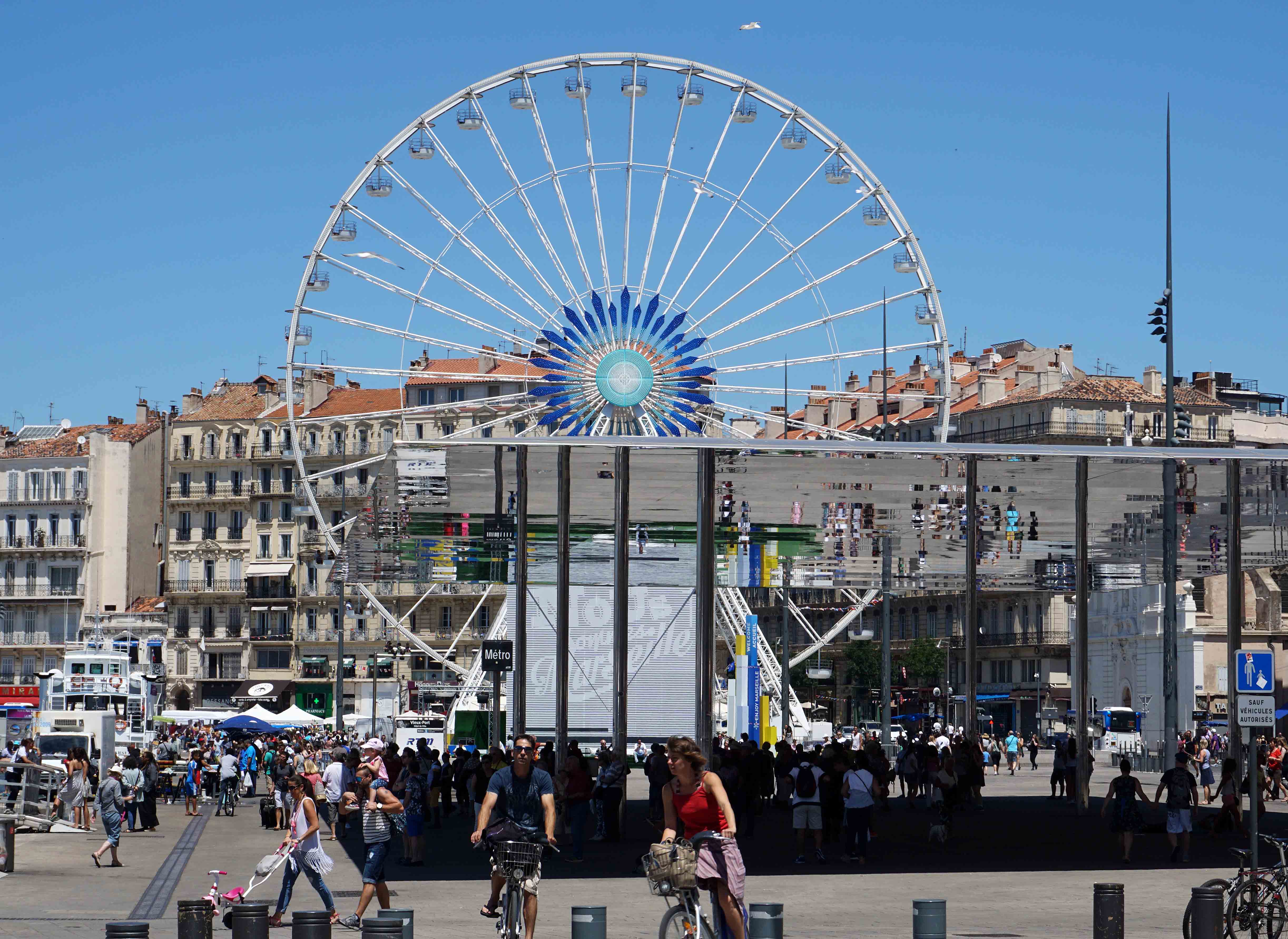 Ratusan wisatawan memadati kawasan wisata vieux port di marseille.