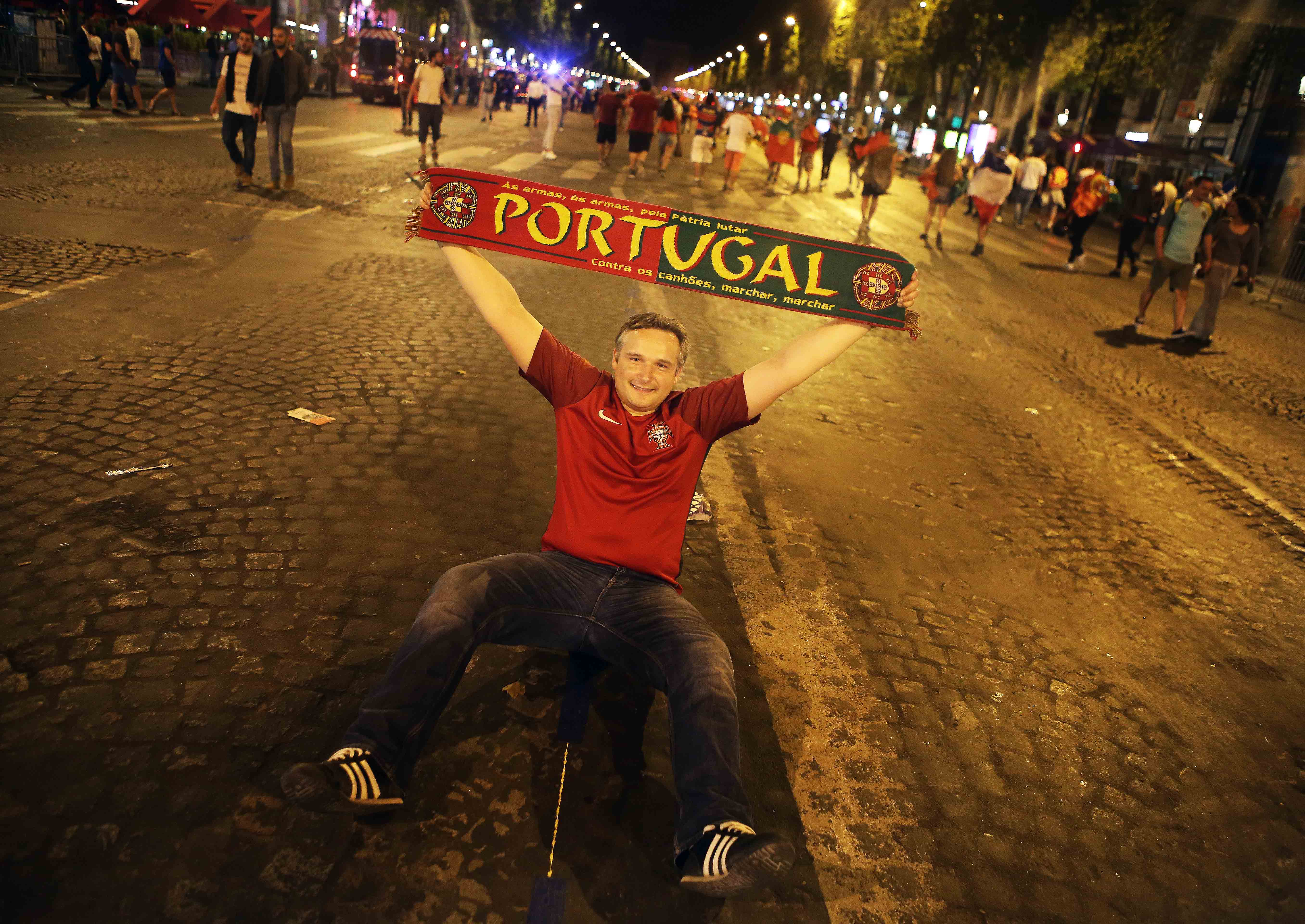 Aksi salah satu pendukung portugal saat merayakan keberhasilan negaranya menjadi Juara Piala Eropa di Prancis.