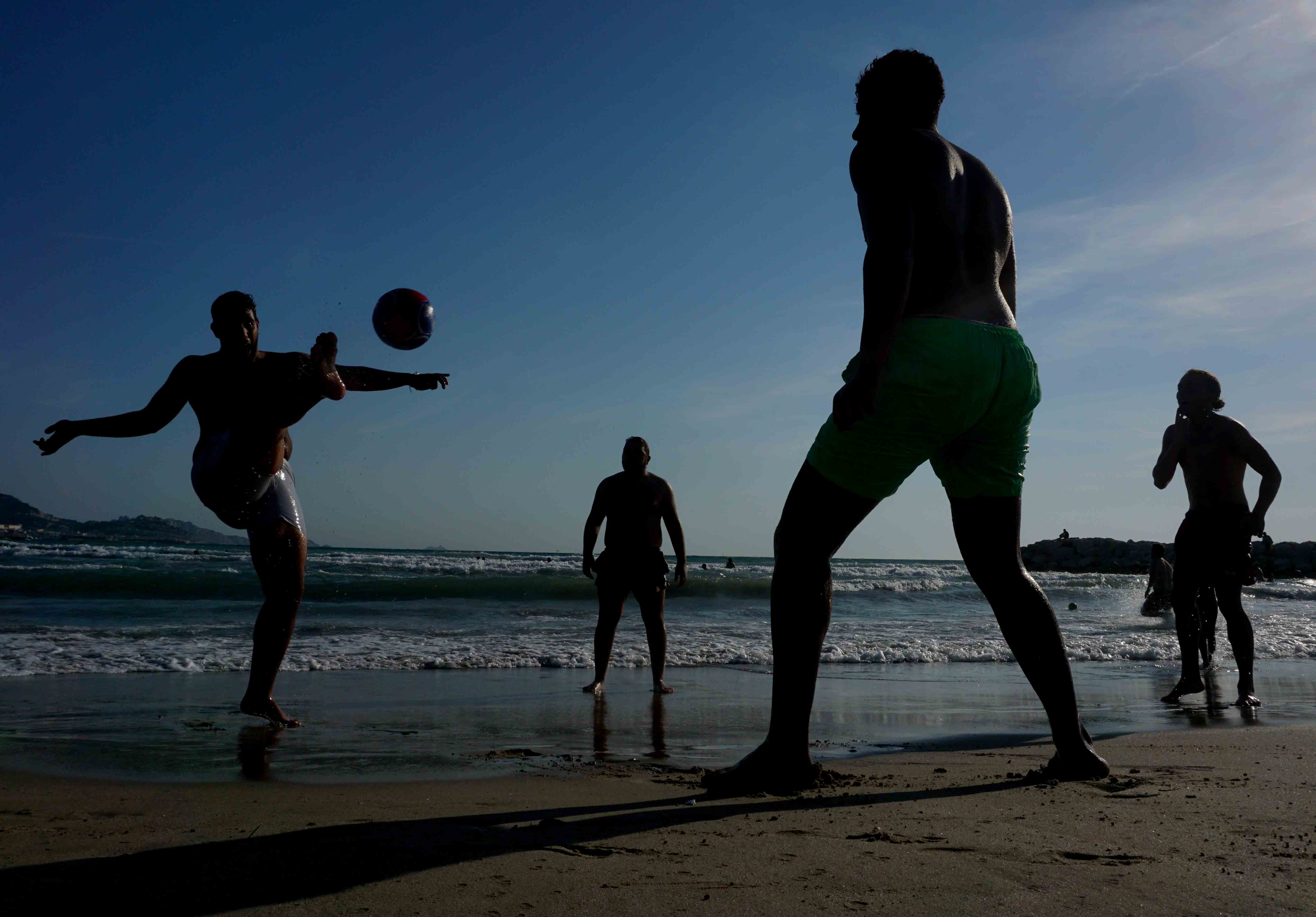 Para pengunjung menikmati pantai sambil bermain sepakbola di kawasan Parc Borely Marseille.