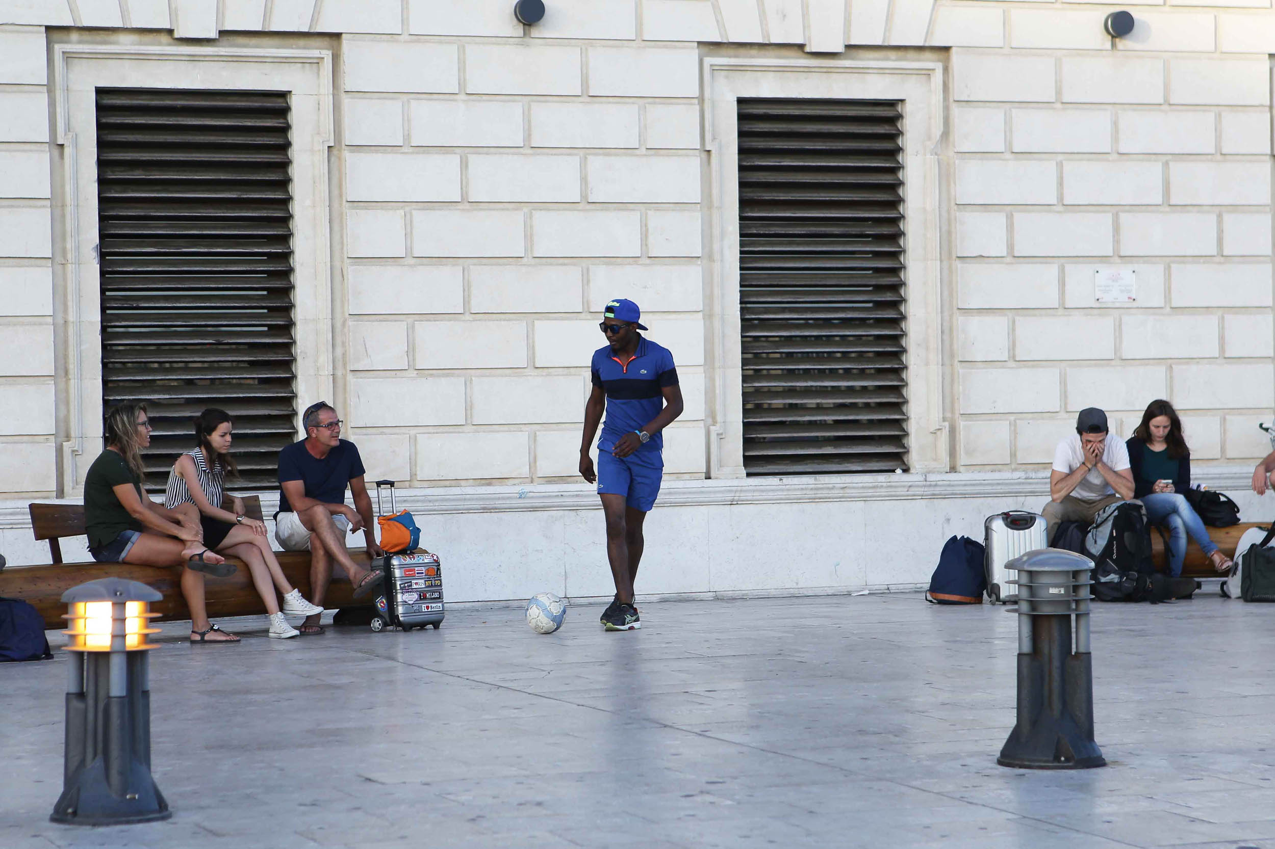 Para pesepakbola jalanan bermain di sekitar stasiun Saint Charles Marseille.