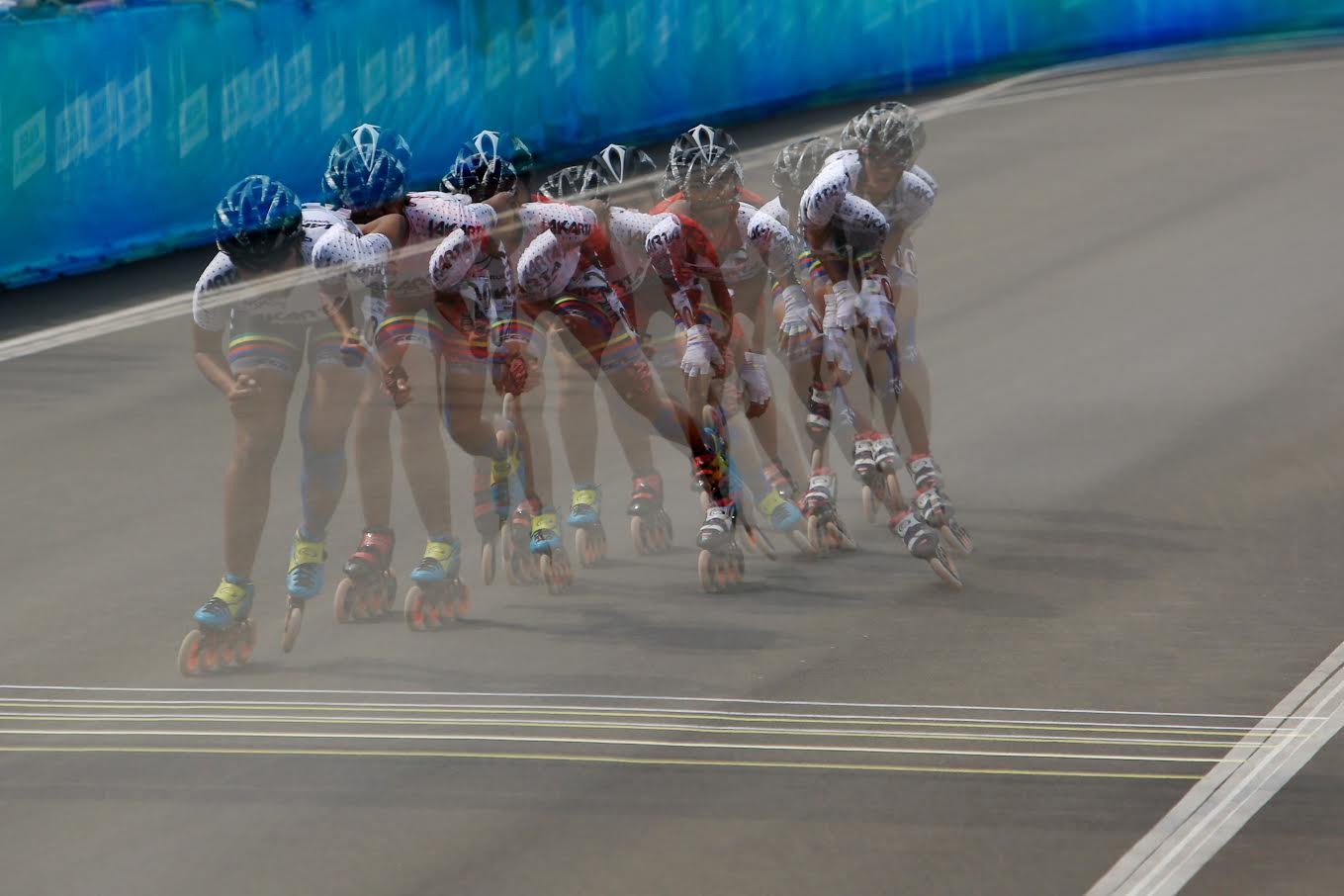 Inline skater Latifa Hakim Of DKI Jakarta competes during the National Games 10.000m points to points final in Saparua Sport Complex, Bandung, West Java, Firiday, september 2016. Latifa Hakim of DKI Jakarta wom gold after finishing in 18:16:091. JP/Seto Wardhana.