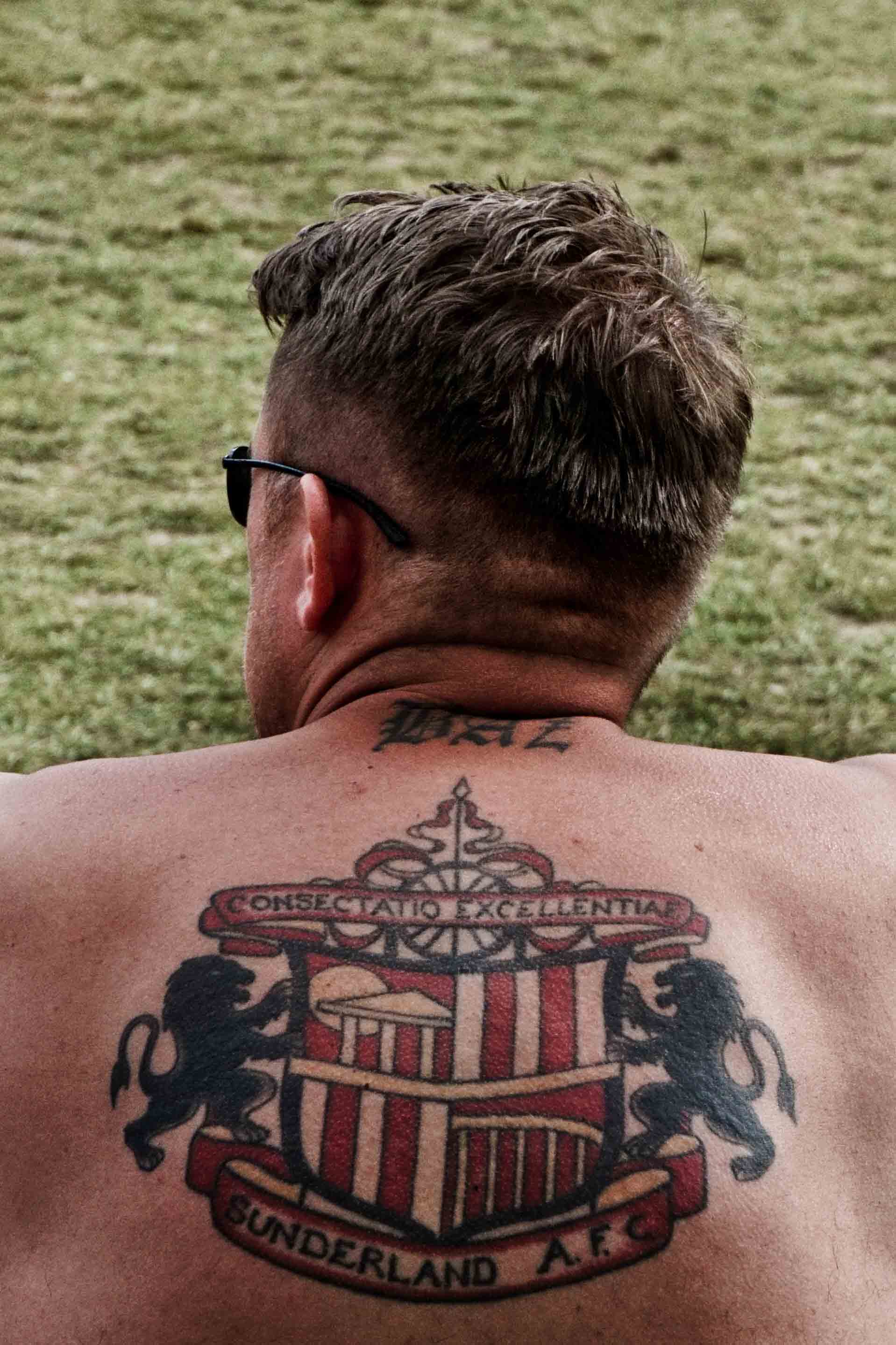 Tato klub Sunderland FC terpampang jelas di salah satu suporter Inggris di Paris.