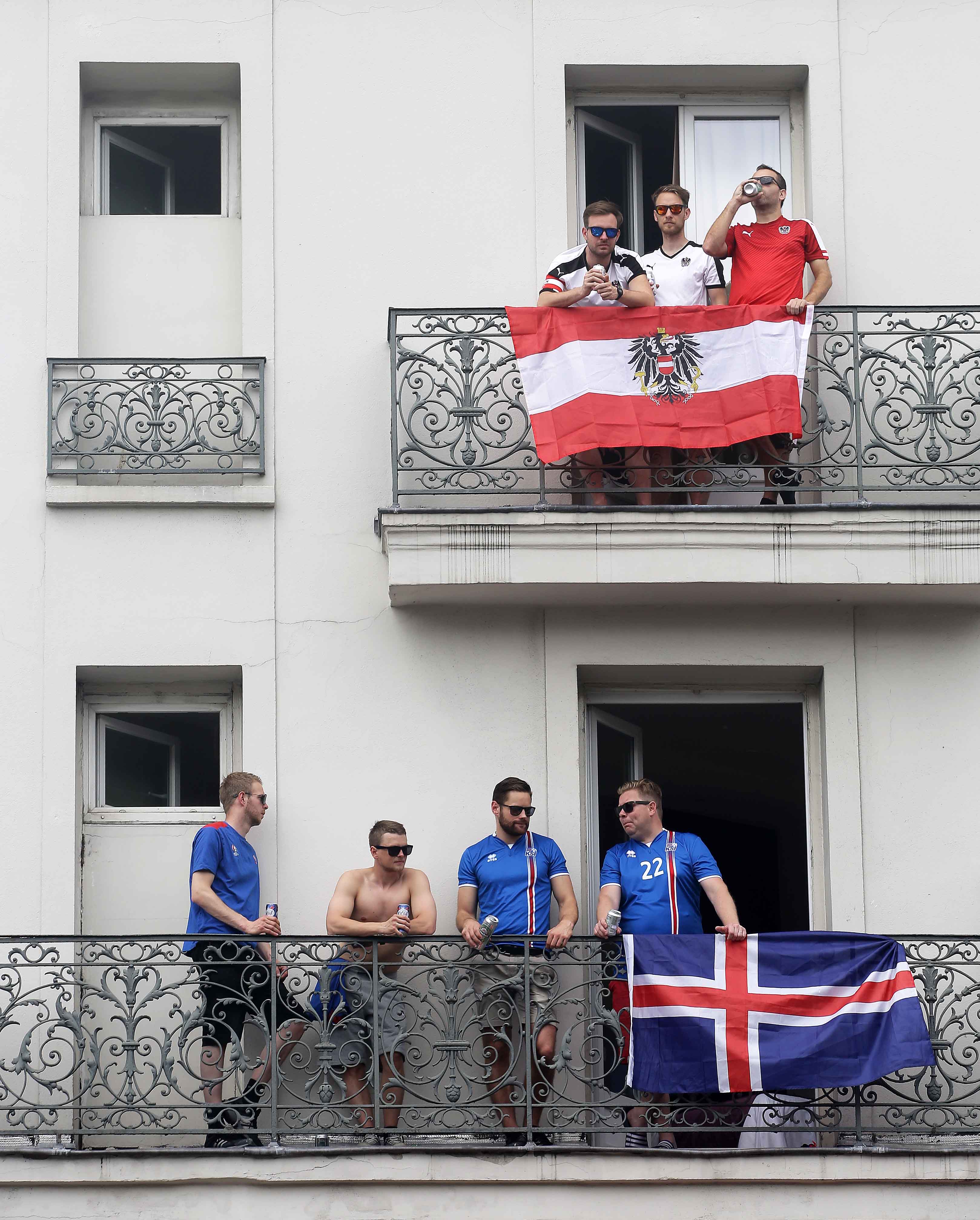 Walaupun berada dalam satu grup suporter Islandia dan Austria tampak akur dalam satu hotel di Paris.