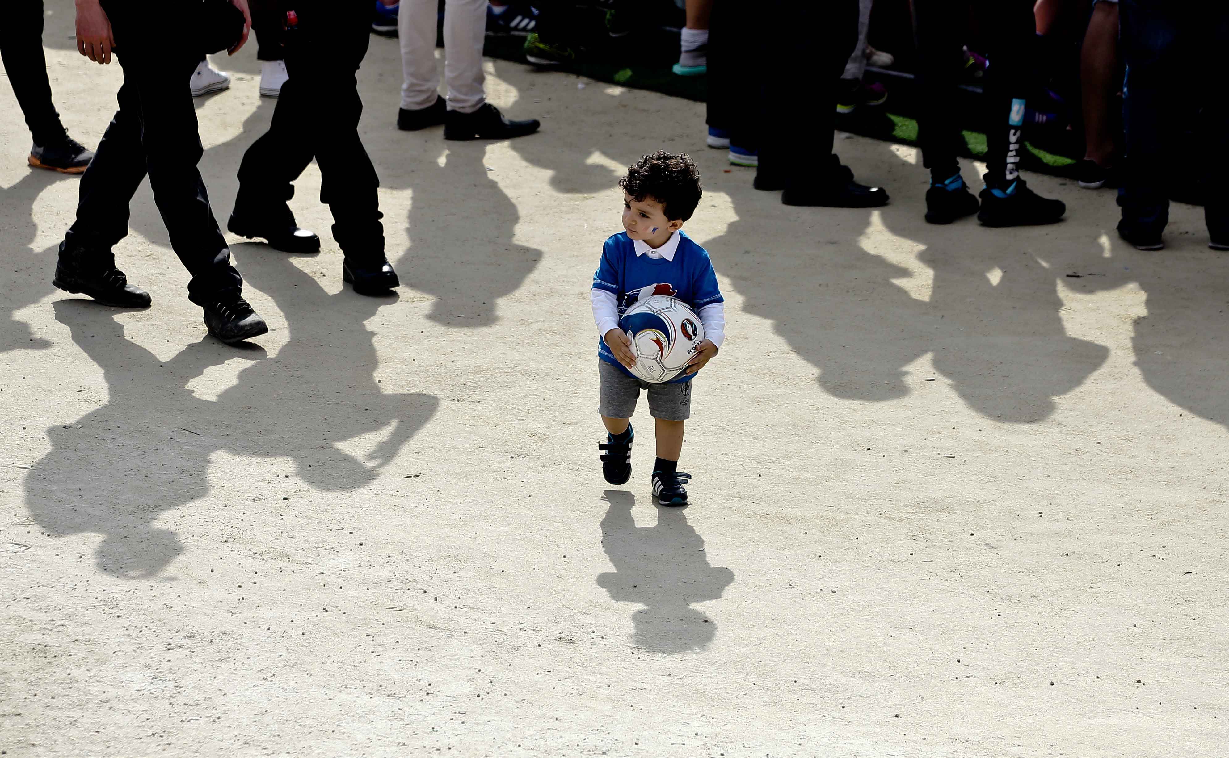 Seorang suporter cilik tim Perancis saat mendukung tim Prancis di Fanzone Paris.