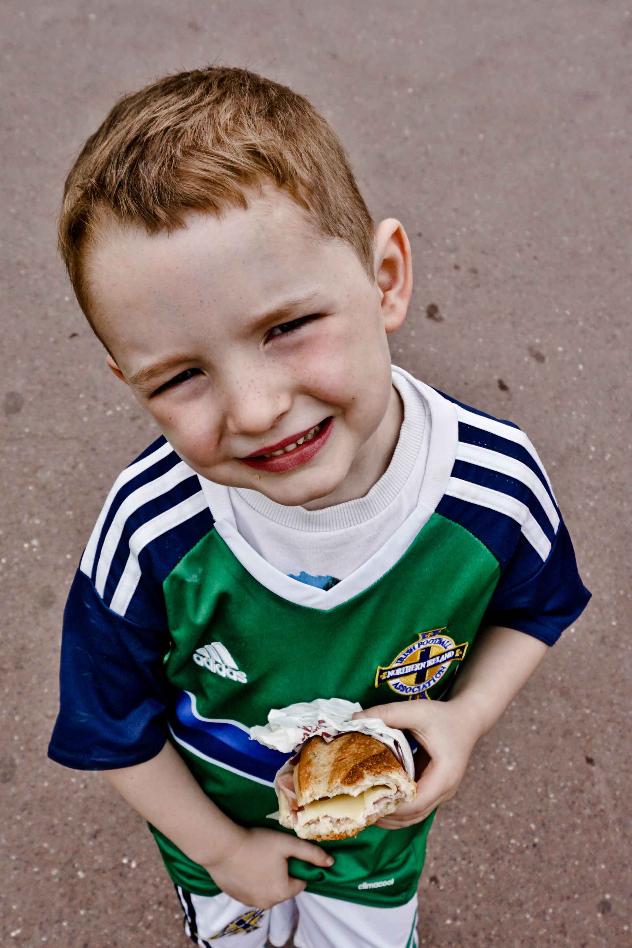 Aksi suporter cilik Irlandia Utara saat mendukung tim nya di Paris.